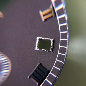 Метки и окно даты покрылись налетом от влаги