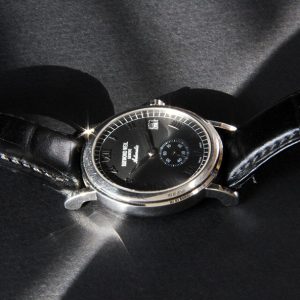 Часы достаточно потрепаны