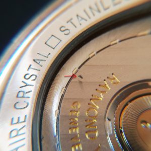 Под крышкой видны большие куски инородных тел