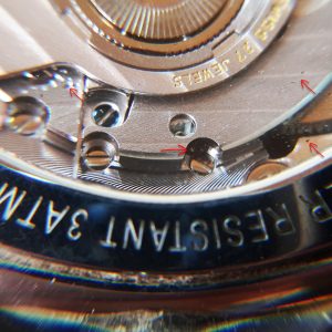 Весь механизм покрыт россыпью частичек металла