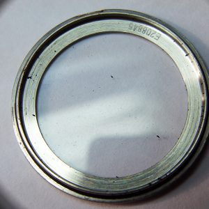 Дно крышки усеяно ржавой крошкой