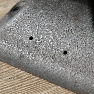 Отверстия от таблички