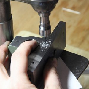 Сверлим отверстие, для штифта фиксации планки